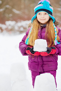 站在雪砖栅栏后面的女孩的画像