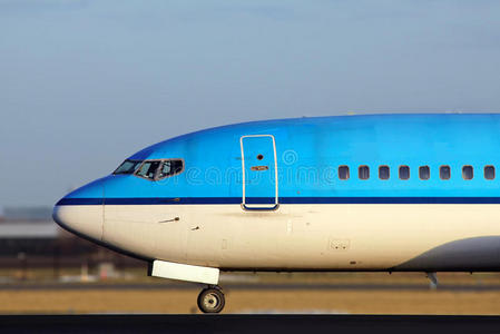 蓝色飞机靠近机头
