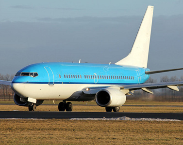 蓝色飞机起飞时近距离飞行照片