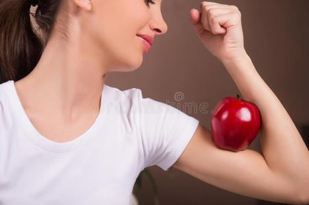 拿着苹果的女人。