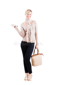 开朗的金发迷人的女人带着包。
