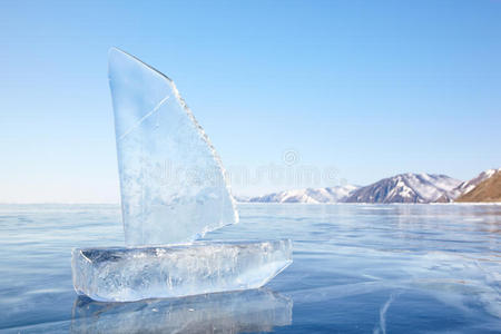 冬季贝加尔冰上游艇