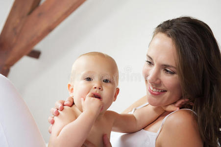 母亲和婴儿快乐在一起的画像