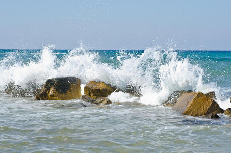 波浪冲击石头