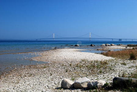 从岩石海岸看麦基诺大桥