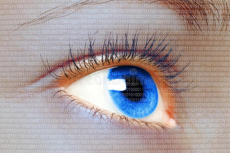 女蓝眼睛看数字虚拟屏幕照片