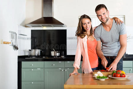 幸福夫妻在厨房柜台切菜图片