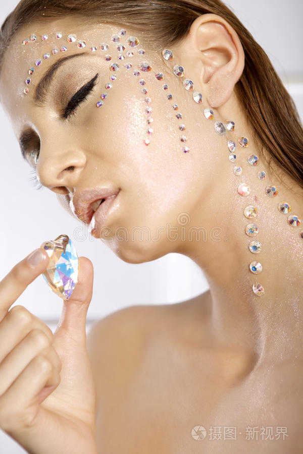 钻石心可爱女人的照片