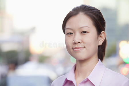 北京外面的年轻女商人，肖像