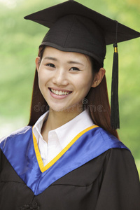 大学毕业的年轻女子，特写纵向肖像