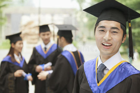 男青年大学毕业生特写照片照片