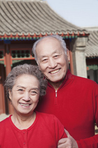 中国传统院落中的老年夫妇