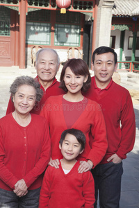 中国传统院落中的多代家庭图片