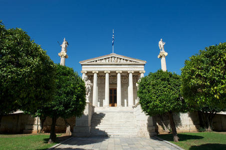 希腊雅典学院及其前的雕像
