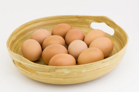 木制篮子里的新鲜鸡蛋