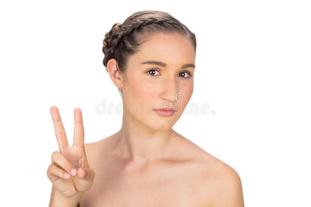 放松的女人做和平和爱的手势图片