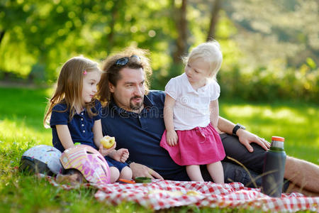 父亲和女儿在公园野餐图片