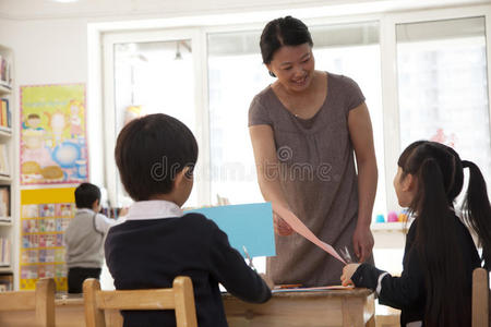教师与学生在课堂上做艺术对话