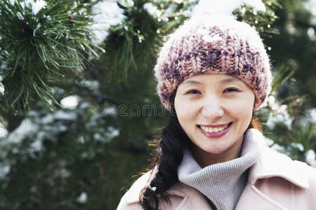 雪树旁微笑的女人，画像