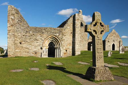 圣经和大教堂的高十字架。克隆麦克尼斯。爱尔兰