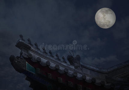 月色背景的中国建筑装饰屋顶瓷砖特写，夜晚。