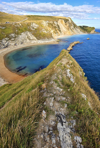 多塞特海岸线，面向西湾，以其化石和部分著名的多塞特和东德文侏罗纪海岸和