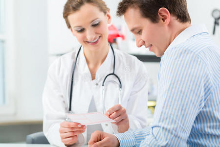 门诊病历医生带病人门诊咨询照片