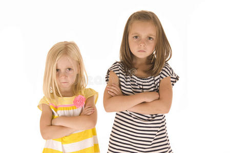 两个可爱的小女孩生气地撅嘴图片
