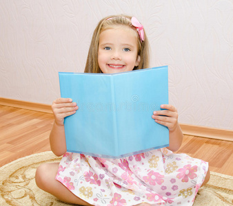 可爱微笑的小女孩看书
