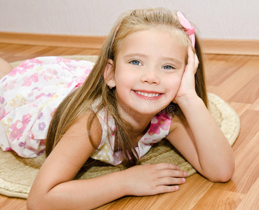微笑的小女孩躺在地板上
