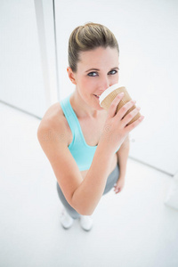 穿着运动装喝咖啡的健康女性