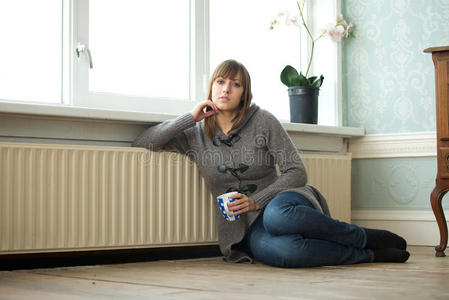 年轻女子在家里喝咖啡放松