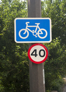 自行车道自行车道签到公园,顶视图有标志的自行车道在自行车道上骑