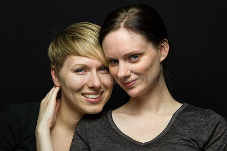 下朋友女朋友在黑色背景下水平摆姿势照片