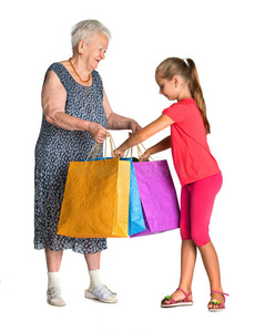 带着购物袋的孙女微笑的祖母