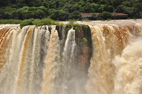 伊瓜苏瀑布靠近令人惊叹的水声。阿根廷