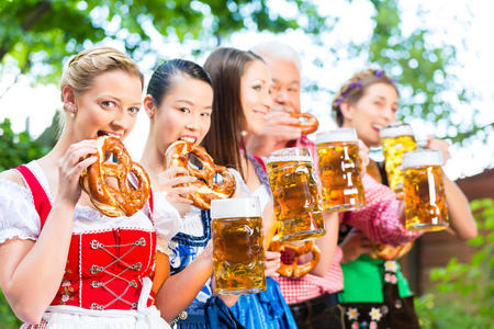 啤酒花园朋友们在巴伐利亚酒吧喝酒