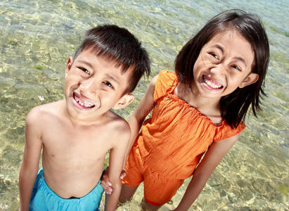 海滩上快乐的亚洲孩子微笑的特写照片