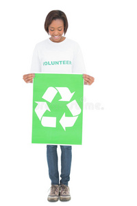 手持回收标志的快乐志愿者妇女图片