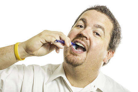 男子刷牙2