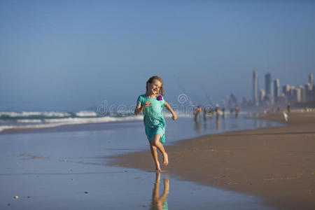 黄金海岸海滩上的女孩