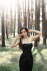 森林里美丽的女孩