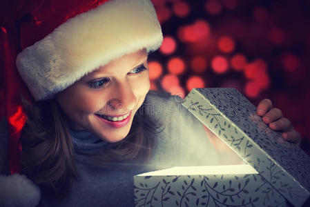 戴着圣诞帽的快乐女人打开魔盒图片