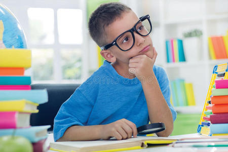 小科学家戴眼镜的小科学家在思考照片