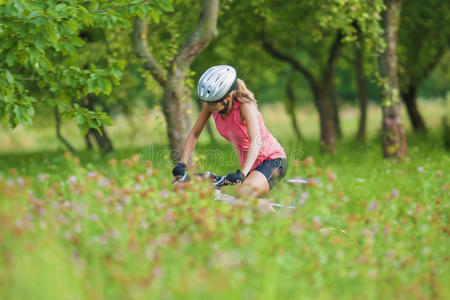 年轻女子自行车运动员在户外练习