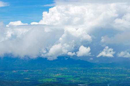 蓝天与高山