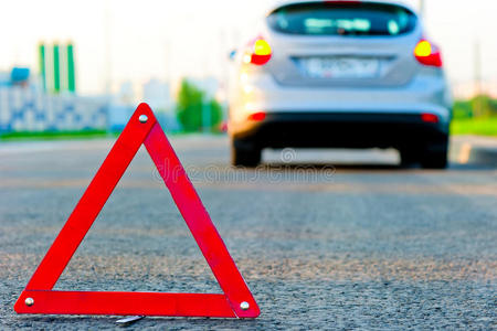 道路上的三角警示牌，汽车开到路边