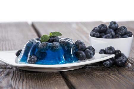 桌子上的蓝莓果冻