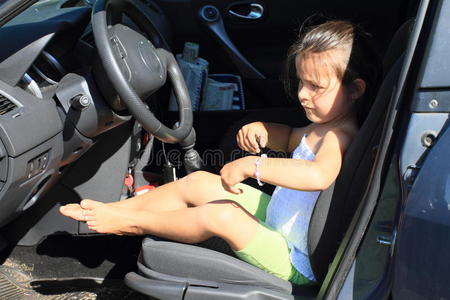 开车的小孩图片