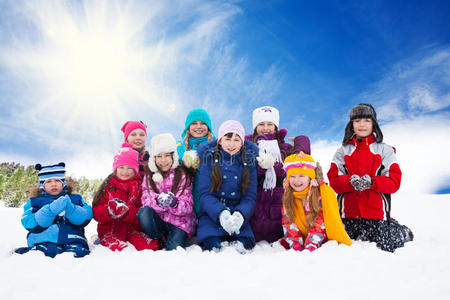 一大群快乐的孩子在扔雪
